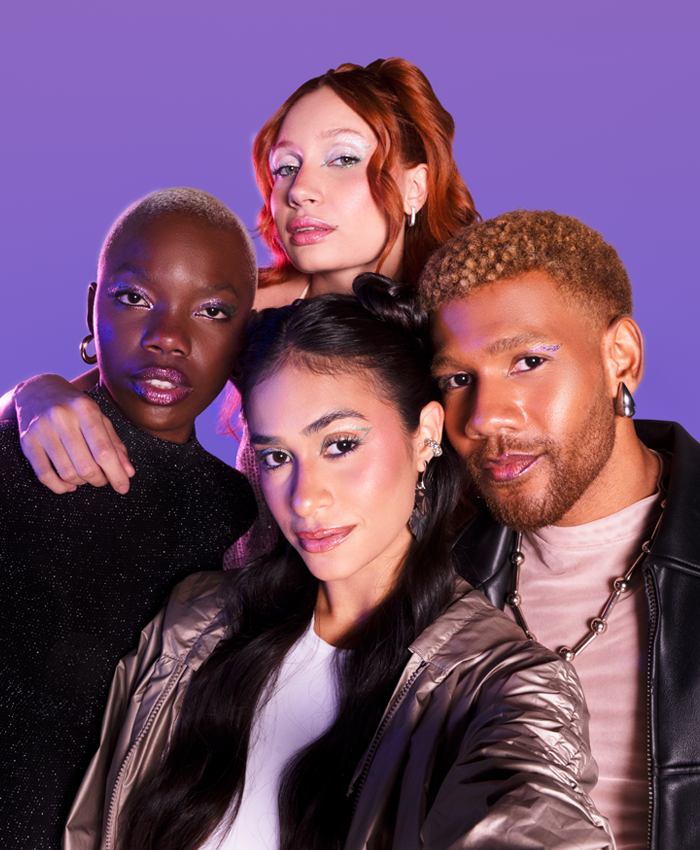 Modelo usando os produtos do look